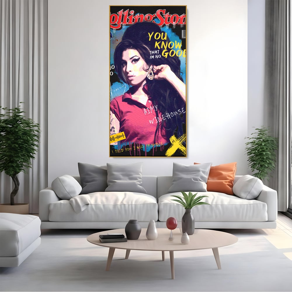 Tablou canvas cu tablou canvas cu amy winehouse pe coperta rolling stone, in rama de aluminiu auriu, pe perete intr-un living